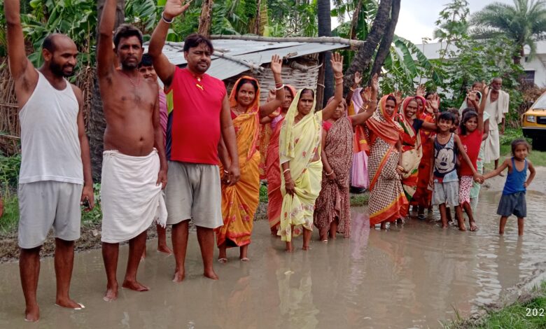 Bihar News-Rajapakar--- Villagers created ruckus over the poor condition of the road