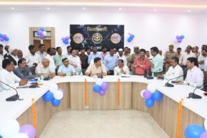 Prayagraj News: जिलाधिकारी ने कलेक्ट्रेट परिसर में एक अत्याधुनिक सभागार कक्ष के सुदृढ़ीकरण एवं सौन्दर्यीकरण कार्य का फीता काटकर किया लोकार्पण