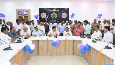 Prayagraj News: जिलाधिकारी ने कलेक्ट्रेट परिसर में एक अत्याधुनिक सभागार कक्ष के सुदृढ़ीकरण एवं सौन्दर्यीकरण कार्य का फीता काटकर किया लोकार्पण