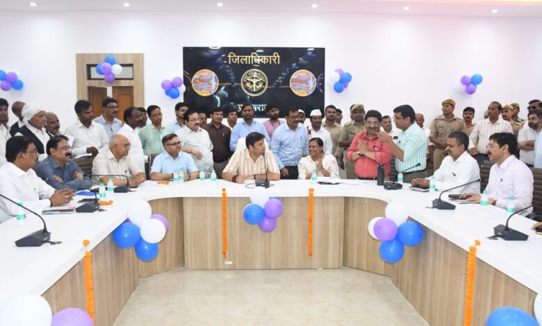 Prayagraj News: जिलाधिकारी ने कलेक्ट्रेट परिसर में एक अत्याधुनिक सभागार कक्ष के सुदृढ़ीकरण एवं सौन्दर्यीकरण कार्य का फीता काटकर किया लोकार्पण