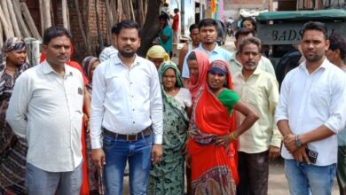 ग्राम पंचायत कलवारी में स्कूल की गली के खड़ंजे व नालियों को बनवाने के लिए साथ मिलकर किया प्रदर्शन