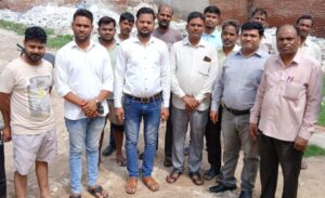 ग्राम पंचायत कलवारी में स्कूल की गली के खड़ंजे व नालियों को बनवाने के लिए साथ मिलकर किया प्रदर्शन 