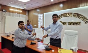 Bihar News District Officer honored District Program Officer (Establishment) Education Department Kumar Anubhav by giving him a certificate