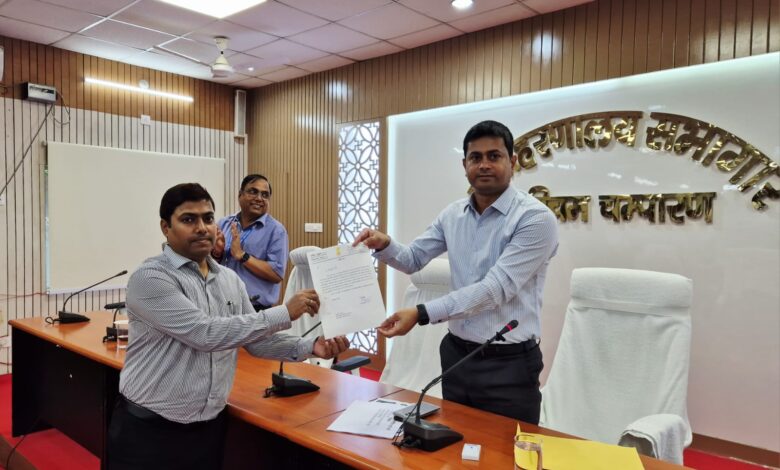 Bihar News District Officer honored District Program Officer (Establishment) Education Department Kumar Anubhav by giving him a certificate