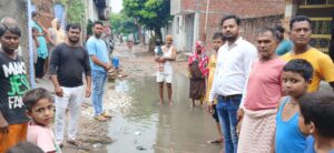अमरपुरा गाँव में नालियाँ नहीं बनने से, बरसात में ग्रामीण हो रहे परेशान