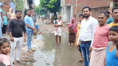 अमरपुरा गाँव में नालियाँ नहीं बनने से, बरसात में ग्रामीण हो रहे परेशान