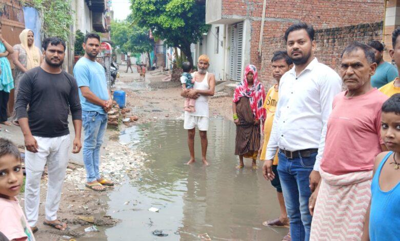 अमरपुरा गाँव में नालियाँ नहीं बनने से, बरसात में ग्रामीण हो रहे परेशान