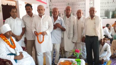 Bihar News-Rajapakar-- Satsang, discourse, Bhajan Kirtan and feast were organized in the premises of Kabir Math Ashram Rajapakar