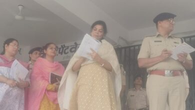Bihar News-Today, District Magistrate Mrs. Varsha Singh and Superintendent of Police Vaishali Mr. Lalit Mohan Sharma jointly inspected the Harivanshpur EVM / VVPAT warehouse in Hajipur and took stock of the security arrangements as per the standards set by the Election Commission.