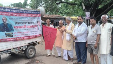 Bihar News-Rajapakar---CPI-ML District Secretary Visheshwar Prasad Yadav flagged off the campaign chariot of the Businessmen's Maha Sammelan organized at Ravindra Bhawan in Patna on July 13, 2025 by showing the party flag