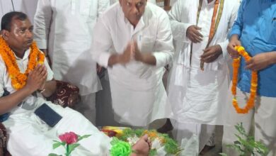 Bihar News-Rajapakar-- A grand event of satsang, bhajan-kirtan and bhandaar was organized in the local Kabir Math Ashram premises on Sunday amidst faith, devotion and spiritual atmosphere.