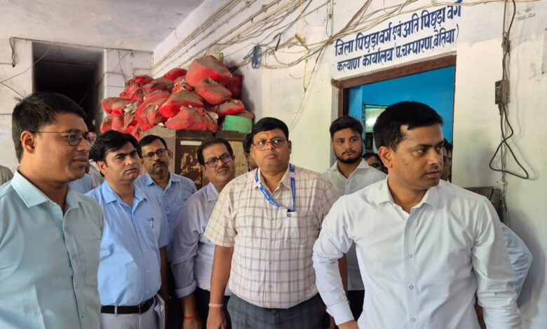 Bihar News District Officer conducted a surprise inspection of various offices located in the Collectorate