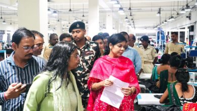 Bihar News- District Magistrate Vaishali, Mrs. Varsha K. Singh inspected the industrial area of Hajipur Block (Headquarters). During the inspection, New Jeal Private Limited Company was inspected which is a well-known raincoat manufacturing company and is manufacturing raincoats in large numbers.