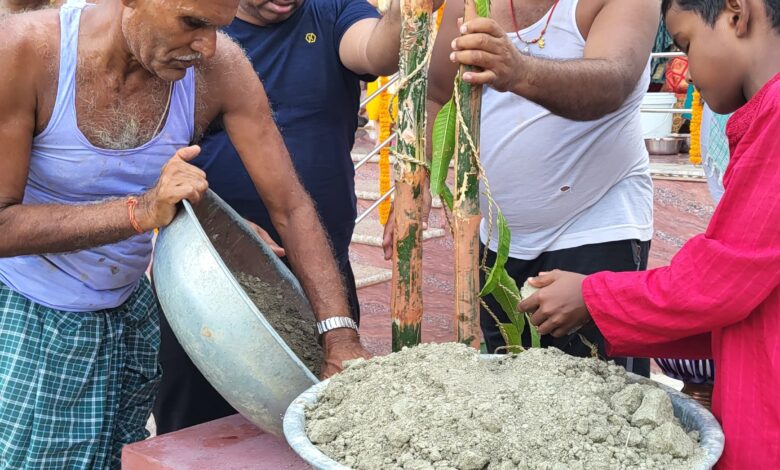 Bihar News-Rajapakar. The first foundation day of the Manokamna Hanuman Temple located in Jahingra Tola of Rajapakar Southern Panchayat of the block area was celebrated on Monday in an atmosphere of reverence and devotion.