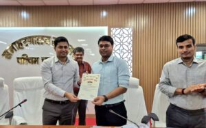 Bihar News District Election Officer honored the Electoral Registration Officer 07 Chanpatia (Assembly Constituency) by giving a certificate