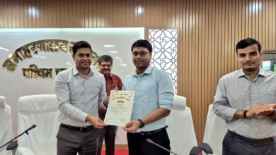 Bihar News District Election Officer honored the Electoral Registration Officer 07 Chanpatia (Assembly Constituency) by giving a certificate