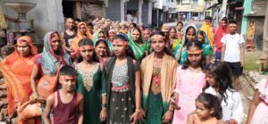 Bihar News-Rajapakar-- On the occasion of the first Monday of Sawan, men and women performed Jalabhishek in various temples of the block area, offered flowers, Belpatra, Ganga water and prayed to God for peace and tranquility