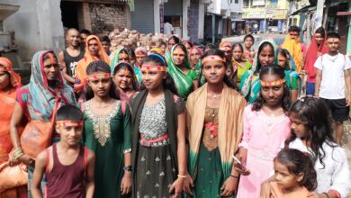 Bihar News-Rajapakar-- On the occasion of the first Monday of Sawan, men and women performed Jalabhishek in various temples of the block area, offered flowers, Belpatra, Ganga water and prayed to God for peace and tranquility