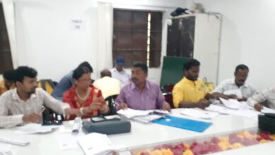 Bihar News-Rajapakar-- In the block office auditorium, Panchayat workers are applying online for voter revision on a war footing.
