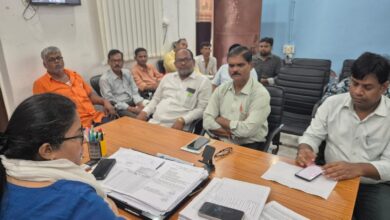 Bihar News-Rajapakar-- A meeting of all the BLO supervisors of the block and block presidents of all political parties was organized in the block headquarters auditorium under the chairmanship of Electoral Registration Officer cum DCLR Mahnar Megha Kashyap.