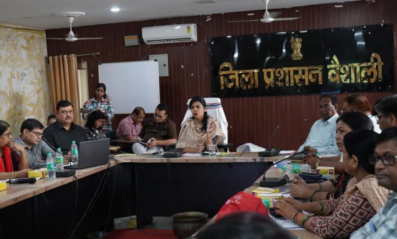 Bihar News- District Magistrate Vaishali Mrs. Varsha Singh held a press conference with journalists in her office room under the Special Intensive-Revision Campaign 2025