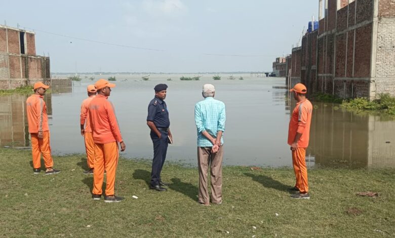 Prayagraj News: NDRF team inspected the flood affected area