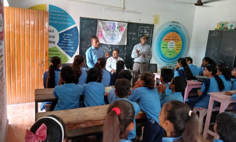 Bihar News-Rajapakar-- In the campus of Upgraded Middle School Gauspur of the block area, trees were presented to the students on their birthdays and long life was wished for them.