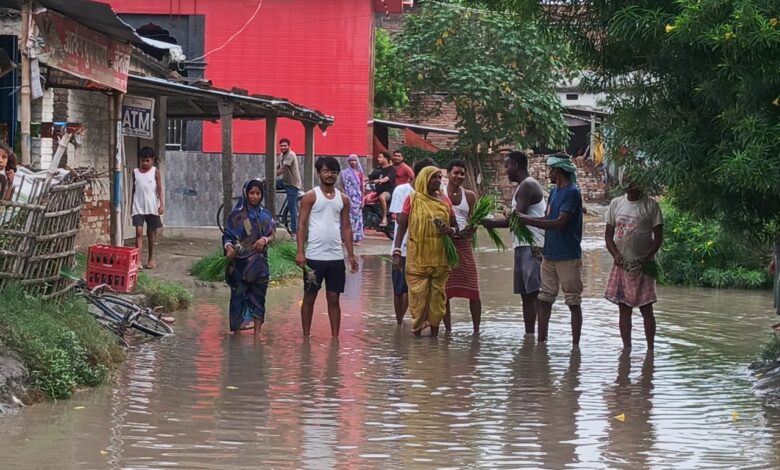 Bihar News-Rajapakar- - Villagers protested against waterlogging on the road