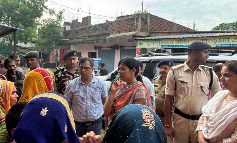 Bihar News- District Magistrate Vaishali Mrs. Varsha Singh inspected Raghopur Diara area regarding the continuous increase in the water level of Ganga.