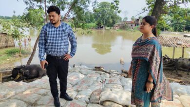 Bihar News- As per the directions of District Magistrate Vaishali Mrs. Varsha Singh, the In-charge Officer Disaster Management conducted a field inspection in Ganiyari of Sahadei and Azampur Kharagpur and Jahangirpur Panchayat of Desari along with the concerned Circle Officer regarding the rising water level of Ganga.