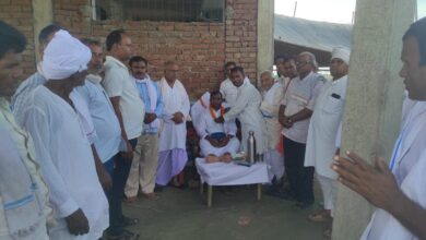 Bihar News-Rajapakar-- Mahant Gyan Prakash Shastri of Kabir Math Ashram Rajapakar organized a grand satsang and bhandaara in the premises of Darba Math, a sub-branch of Kabir Ashram.