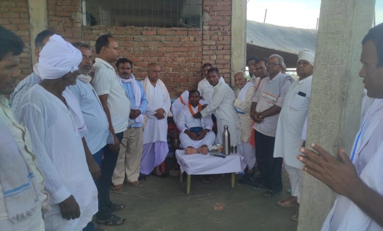 Bihar News-Rajapakar-- Mahant Gyan Prakash Shastri of Kabir Math Ashram Rajapakar organized a grand satsang and bhandaara in the premises of Darba Math, a sub-branch of Kabir Ashram.