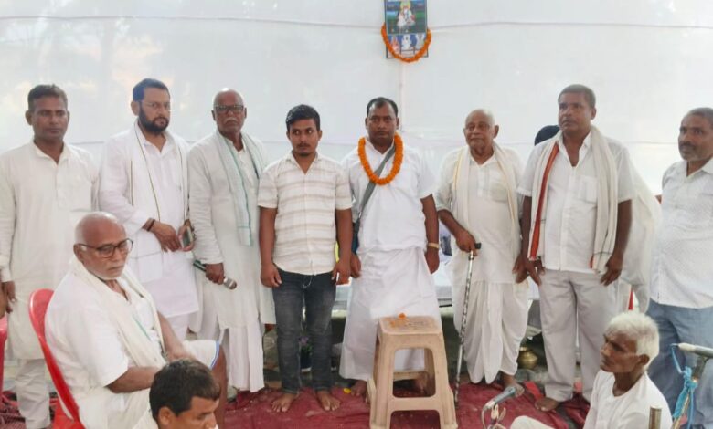 Bihar News-राजापाकर--- राजापाकर उत्तरी पंचायत अंतर्गत बसरा ग्राम में महंत ज्ञान प्रकाश शास्त्री के अध्यक्षता में कबीरपंथी विचार के महान विचारक भूलोटन गोसाई  के आवासीय परिसर में सत्संग प्रवचन एवं भंडारे का आयोजन किया गया