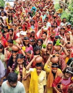 Bihar News-राजापाकर --- राजापाकर दक्षिणी पंचायत में सावन के तीसरी सोमवारी को बनघारा गांव स्थित बाबा दुखहरण नाथ मंदिर में विशेष धार्मिक आयोजन हुआ