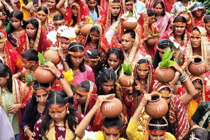 Bihar News-राजापाकर --- राजापाकर दक्षिणी पंचायत में सावन के तीसरी सोमवारी को बनघारा गांव स्थित बाबा दुखहरण नाथ मंदिर में विशेष धार्मिक आयोजन हुआ