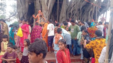 Bihar News-Rajapakar---On the occasion of Nag Panchami, hundreds of devotees and pilgrims performed milk-abhishek on the idol of the snake god installed in the Bhole Baba temple complex located in the premises of Randaha Dehvarni place located in the Barati police station area.