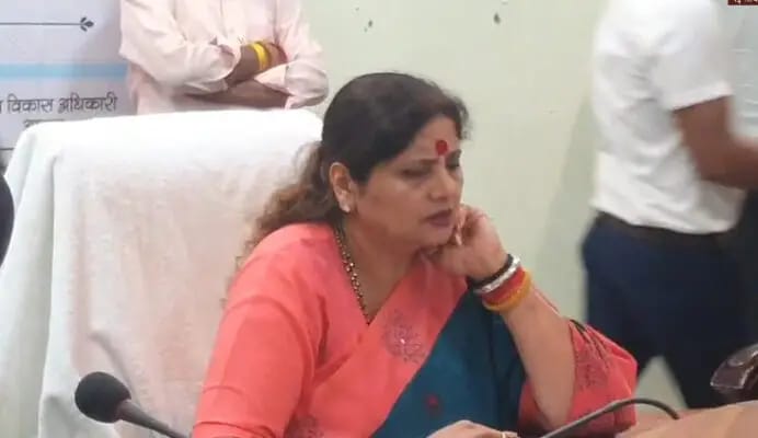 Agra News: मौलाना के डिंपल यादव पर बयान से महिला आयोग सख्त, धर्मांतरण पर भी जताई चिंता