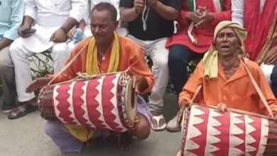 Bihar News-Rajapakar--- Various parties of India Alliance closed down roads, squares and markets and protested in support of the trade union strike and against voter list revision.