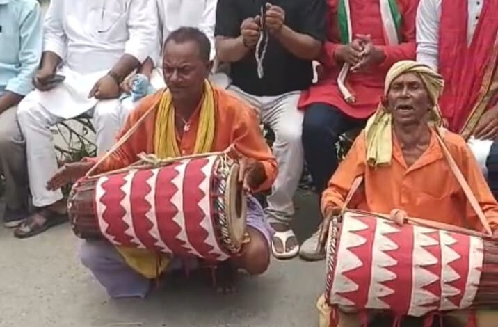 Bihar News-Rajapakar--- Various parties of India Alliance closed down roads, squares and markets and protested in support of the trade union strike and against voter list revision.