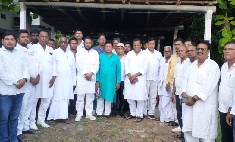 Bihar News-Rajapakar--- Mahagathbandhan workers expressed anger over the activities of Congress MLA Pratima Kumari from Rajapakar assembly constituency