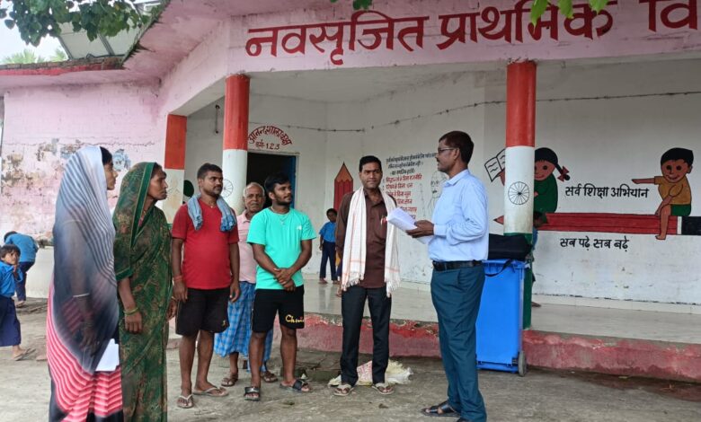Bihar News-Rajapakar-- Voter list was published by BLO today on Friday, August 1, at all the booths of Panchayats in the block area