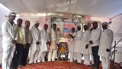 Bihar News-Rajapakar--- After the death of 85 year old LJP leader Kameshwar Paswan, a resident of Faridpur village of Bakhri Barai Panchayat, a condolence meeting was organized at his Faridpur residence.