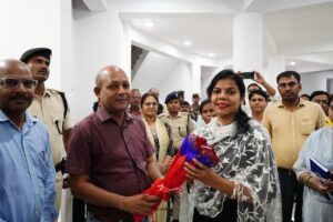Bihar News-District Magistrate Vaishali Mrs. Varsha Singh inaugurated a special camp by cutting the ribbon for disposal of claims and objections under the Special Intensive Revision Program 2025 at the Block Office Hajipur and Municipal Council Hajipur.

