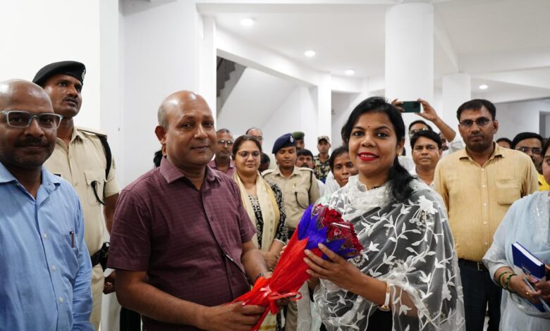 Bihar News-District Magistrate Vaishali Mrs. Varsha Singh inaugurated a special camp by cutting the ribbon for disposal of claims and objections under the Special Intensive Revision Program 2025 at the Block Office Hajipur and Municipal Council Hajipur.