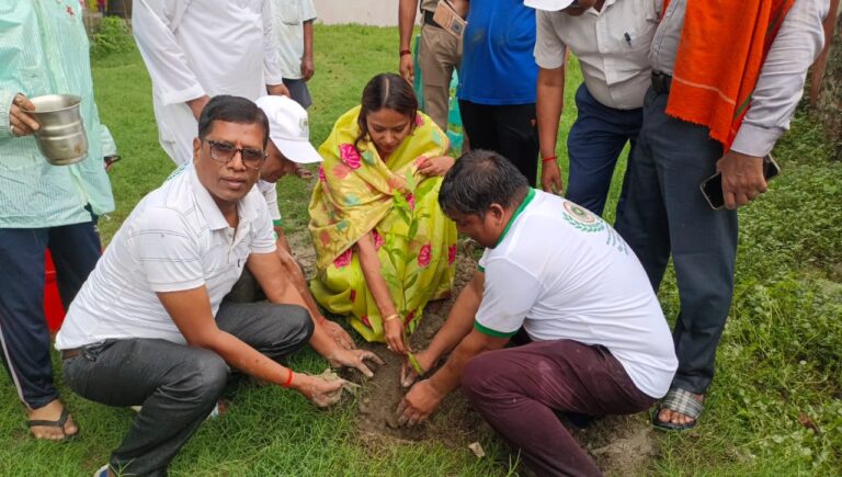 Bihar News A good initiative, 100 plants were planted in the Children's Park located at Uttarwari Pokhara in the city.