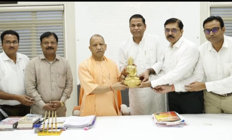 Agra News: Indian Jatav Samaj met the Chief Minister at the Chief Minister's residence in Lucknow and submitted a memorandum