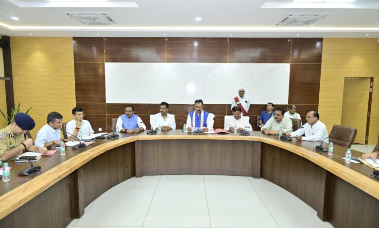 Prayagraj News: Hon'ble Deputy Chief Minister held a meeting with Hon'ble public representatives and officials regarding preparations to deal with the flood