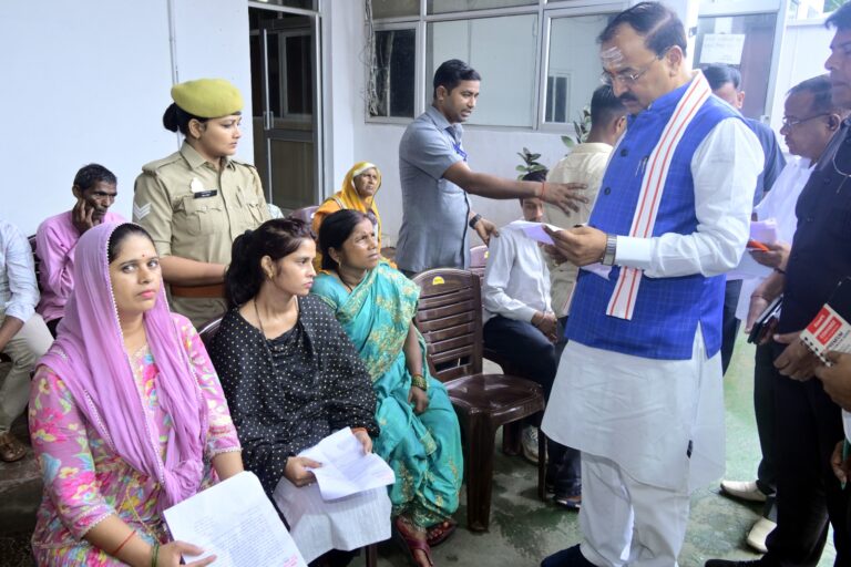 Lucknow News: Deputy Chief Minister Shri Keshav Prasad Maurya organized a public darshan program