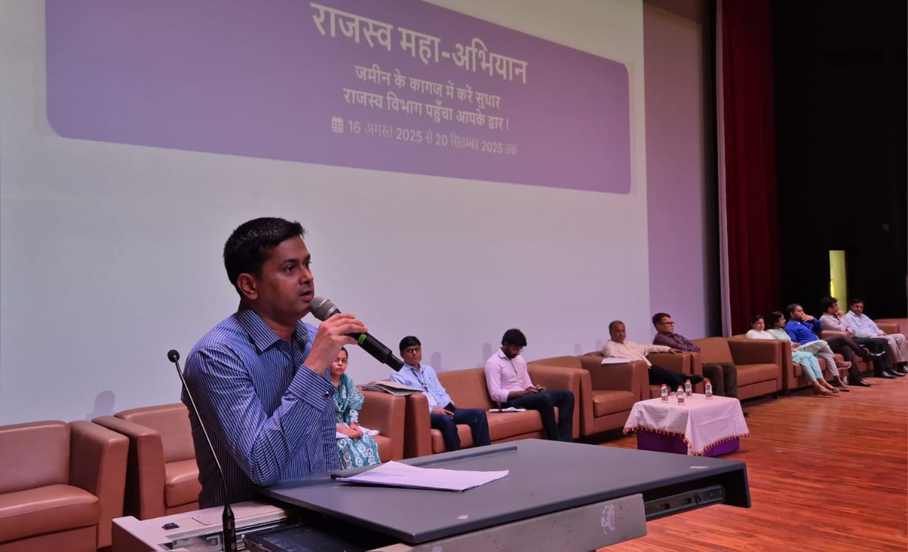 Bihar News Training program organized for the success of Revenue Mahabhiyan in West Champaran  