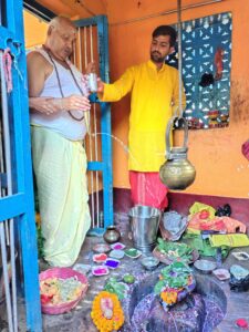 Bihar News- प्रखंड क्षेत्र के राजपूतान टोला स्थित शिव मंदिर परिसर में सावन मास की एकादशी तिथि पर राजपूत समाज के लोगों द्वारा भव्य रुद्राभिषेक का आयोजन किया गया